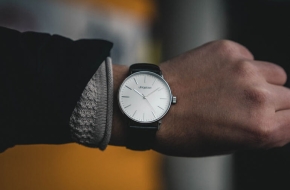 ساعة يد فاخرة Ailang أوتوماتيكية بتصميم مربع أنيق، مينا أخضر متدرج يضفي لمسة عصرية وفخامة