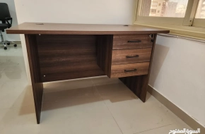 للبيع طاولة مكتب لون بني مقاس 140 سم في 75 سم، شبه جديدة خالية من الخدوش أو أي عيب