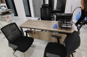 اثاث مكتبي للبيع بحاله جيده جدا