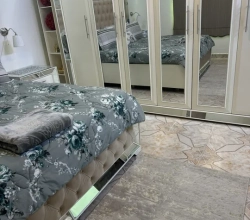 غرفه نوم نظيفه وخشب قوي مع كبت بروحه